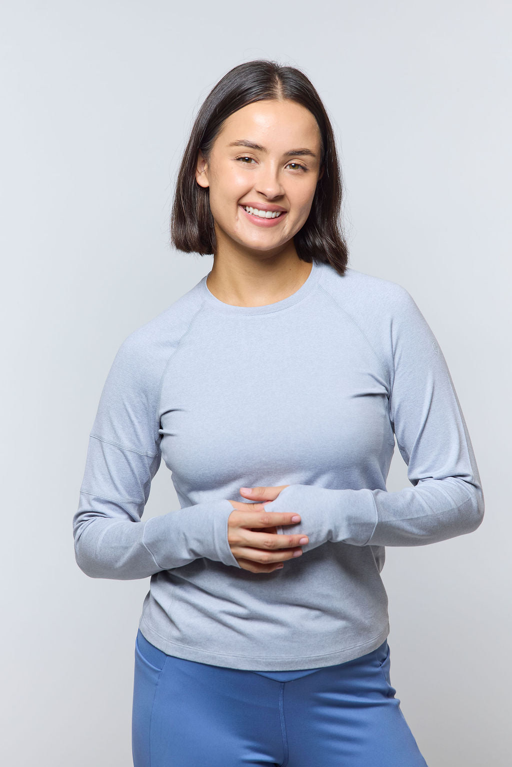 Light gray Foudy 2.0 long-sleeve top, front view with hands together at the waist